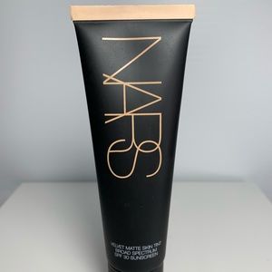 NARS Velvet Matte Skin Tint: Finland